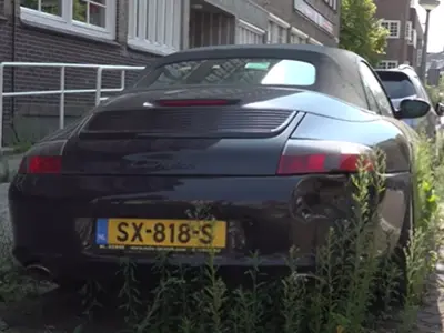 Заброшенный Porsche 911: история автомобиля, поросшего травой