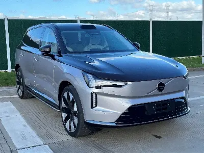 Volvo EX90 в 2026 году: ключевые усовершенствования в области безопасности и технологий