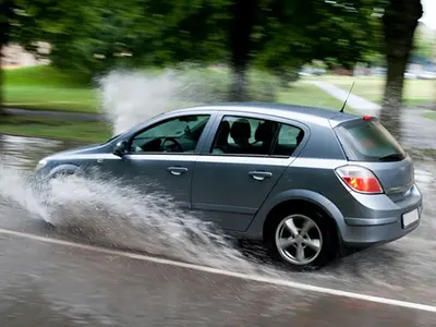 Aquaplaning in autumn and reliable tires for safety on wet roads