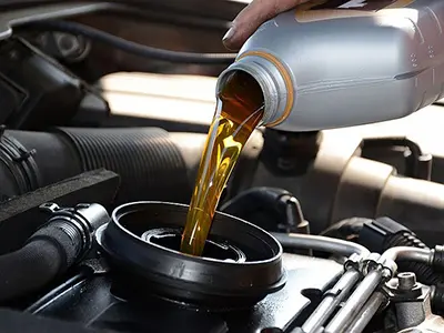 Subtleties and tricks of correctly adding oil to a car