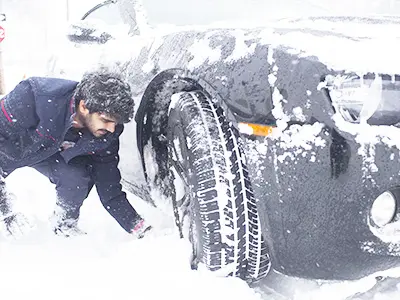 Как правильно действовать, если ваш автомобиль застрял в снегу